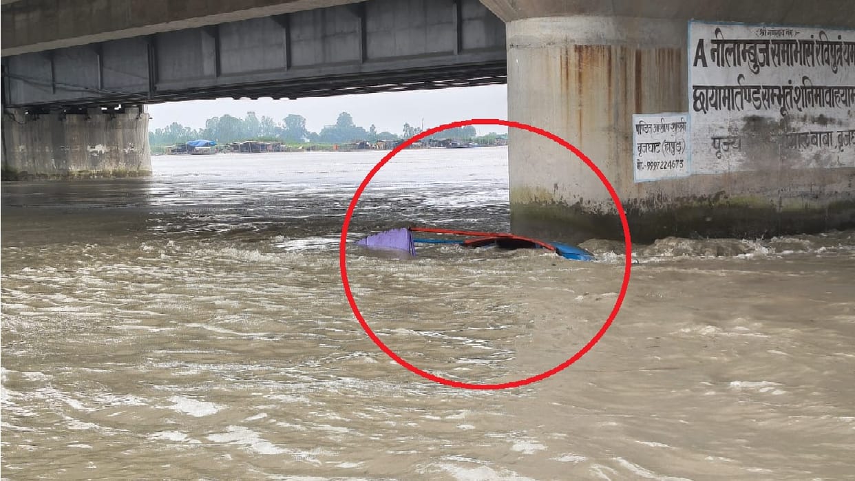 Due to strong current boat collided with pillar and sank in Ganges all people were rescued