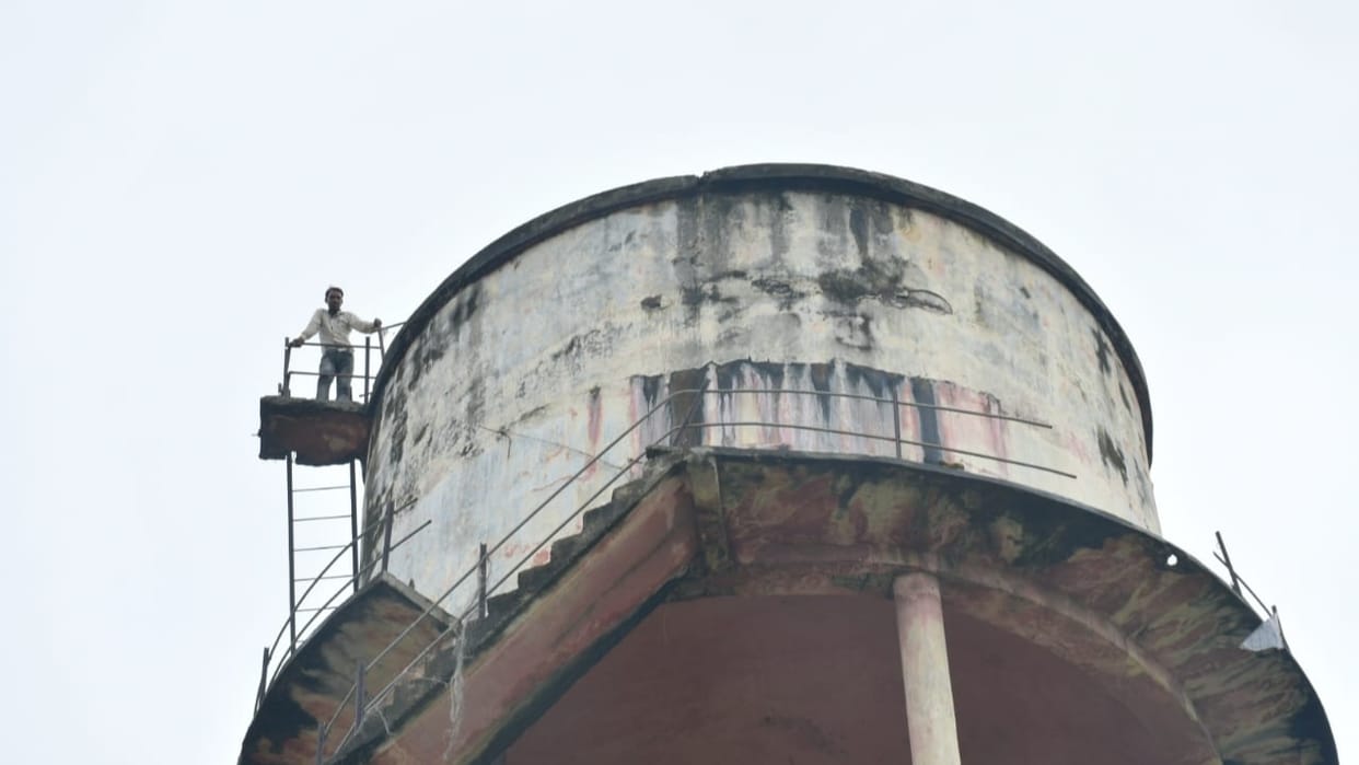 man created ruckus by climbing on the overhead tank of the district hospital in Bareilly