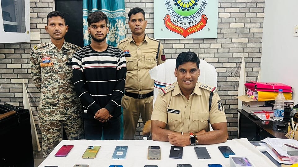 Police caught the thief and also arrested two shopkeepers who bought stolen mobile phones