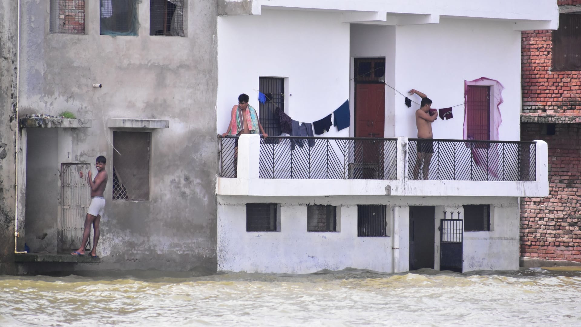Prayagraj Flood Update Water level of Ganga and Yamuna started decreasing, speed of rivers reduced as soon
