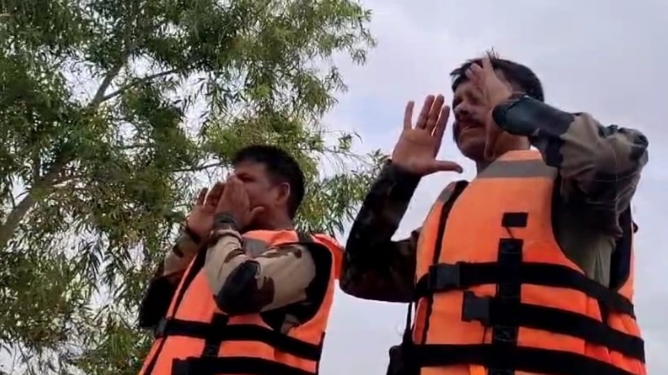 Flood in Ferozepur BSF came forward to help border villagers who supported them in war