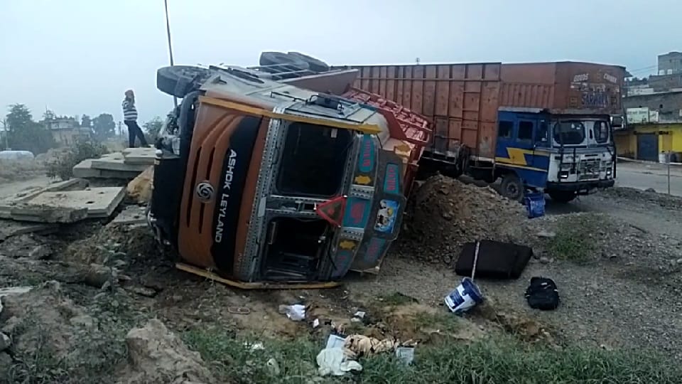 Accident in Rajpura Empty truck loading hydraulic gas overturned on Delhi Amritsar National Highway