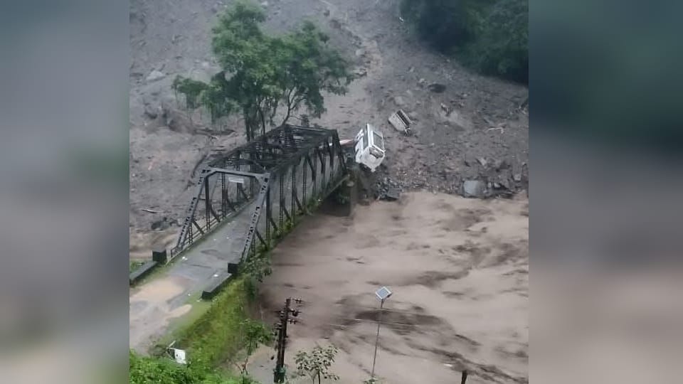 Extreme rainfall in Rudraprayag Chenagad destroyed by landslide shops and houses razed eight people Missing