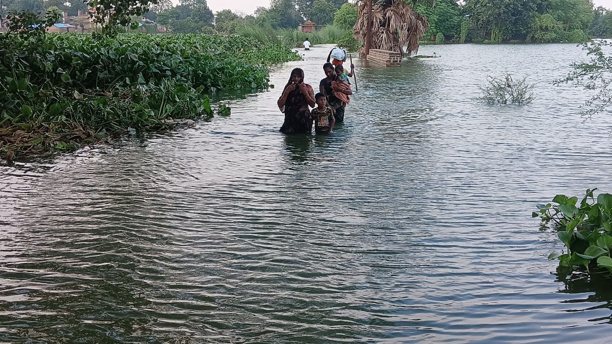 Flood Alert Ganga water level in Ghazipur stable for 36 hours two more villages lost contact boats arranged