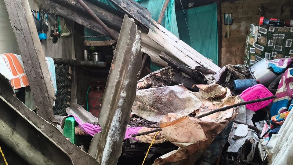 shamsabad couple trapped under roof