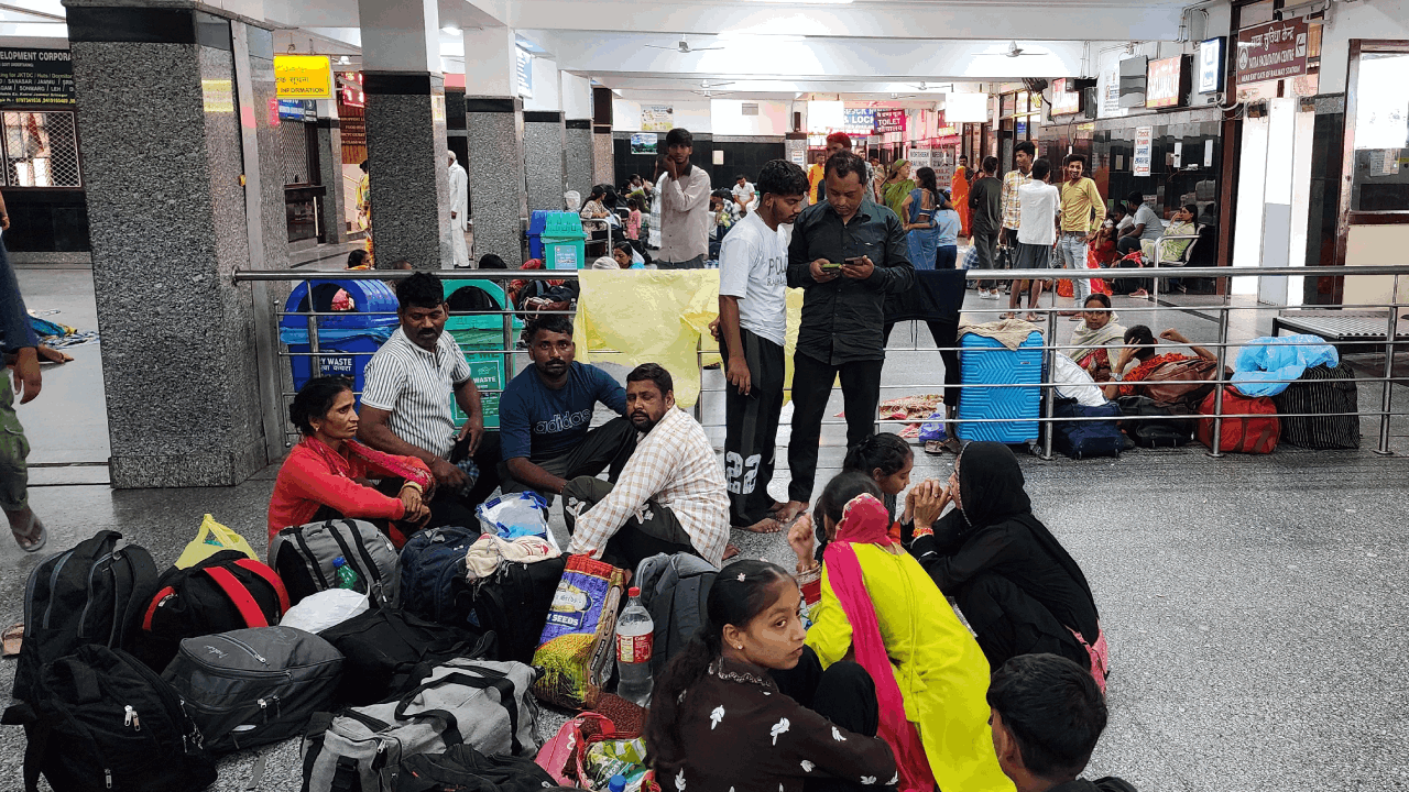 ट्रेन का इंतजार करते श्रद्धालु