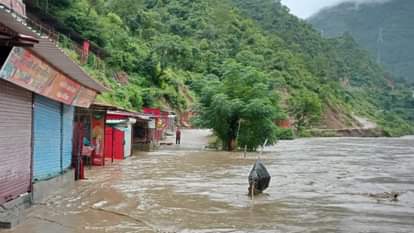 धारी देवी मंदिर परिसर की दुकानों में घुसा पानी