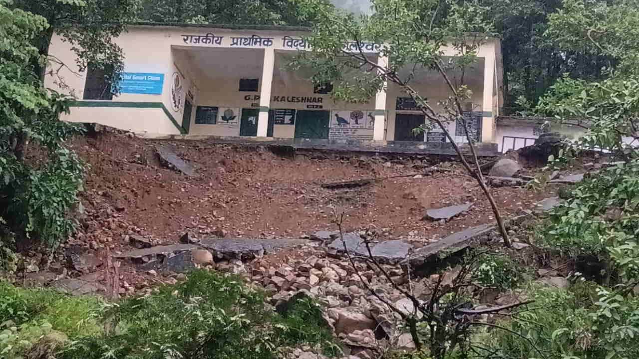 Cloudburst in Uttarakhand Chamoli Rudraprayag Tehri people missing cattle buried in debris Watch Photos