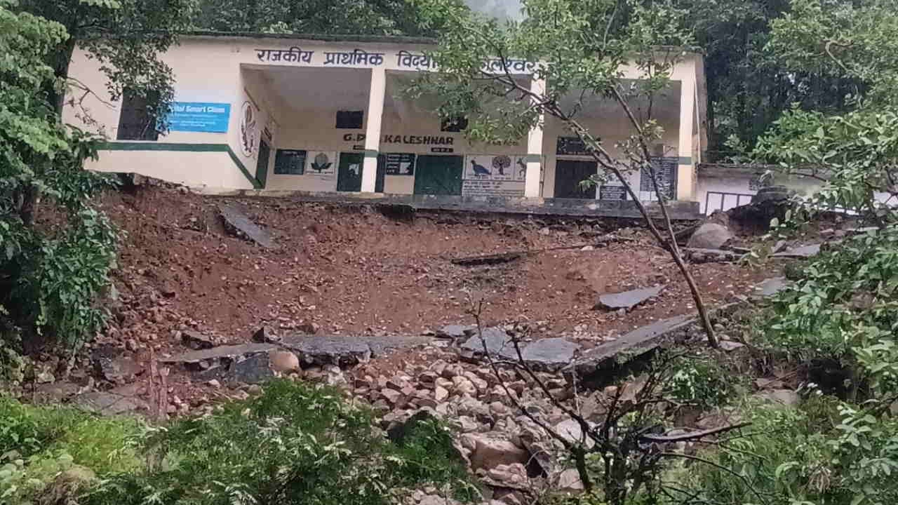 Cloudburst in Uttarakhand Chamoli Rudraprayag Tehri people missing cattle buried in debris Watch Photos
