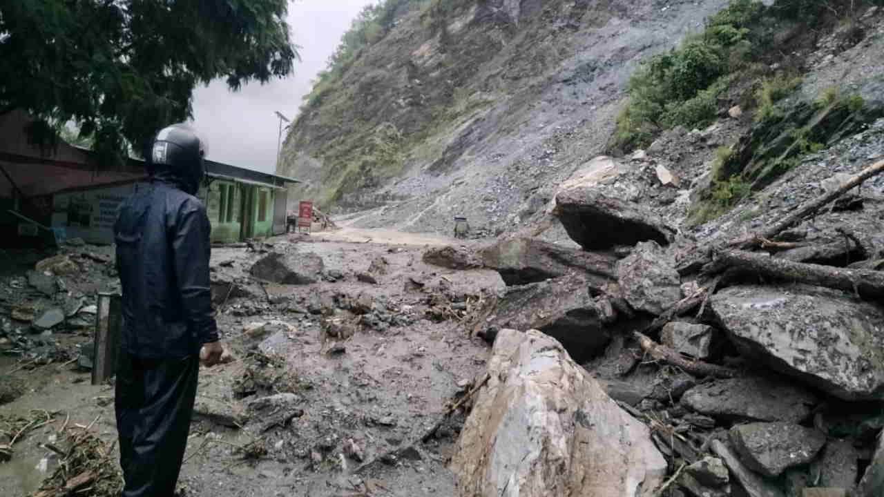 Cloudburst in Uttarakhand Chamoli Rudraprayag Tehri people missing cattle buried in debris Watch Photos
