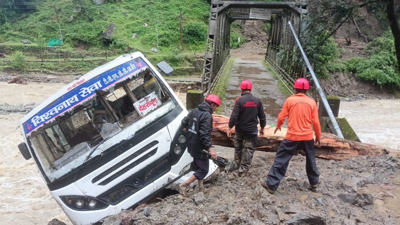 Uttarakhand Heavy Rainfall destroyed Houses in Rudraprayag chamoli Srinagar eight people missing three dead