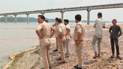Jhansi: Angry at his father's scolding, a young man jumped into the Betwa river, divers are searching for him