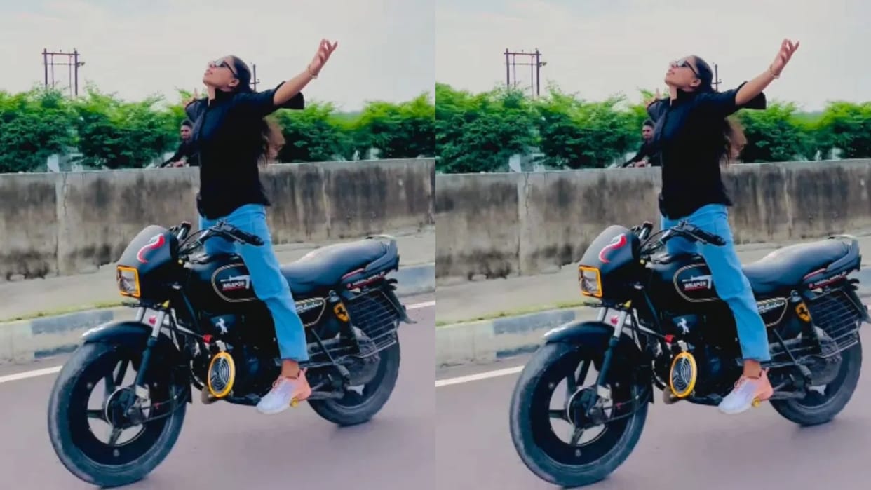 First a challan of 20 thousand rupees was issued but still the girl doing deadly stunts on the bike