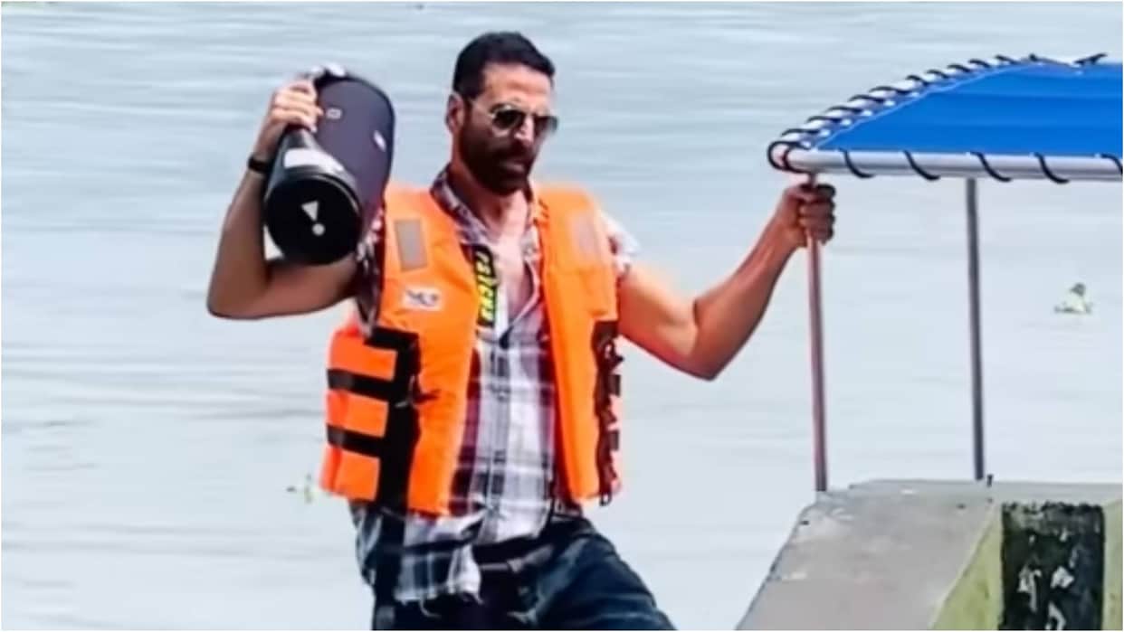Akshay Kumar stepping on to the sets of Upcoming Movie Haiwaan on a Boat in Kochi video Viral