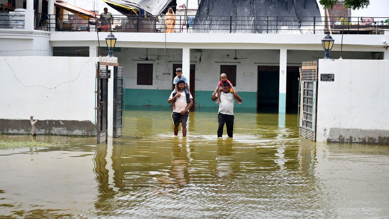 Prayagraj Flood News The water level of the rivers is decreasing but the danger is not averted yet