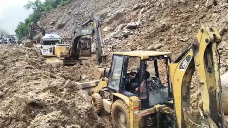 Chamoli: बदरीनाथ हाईवे मलबा आने से पागलनाला सहित कई स्थानों पर बाधित, यात्रियों को करना पड़ रहा इंतजार