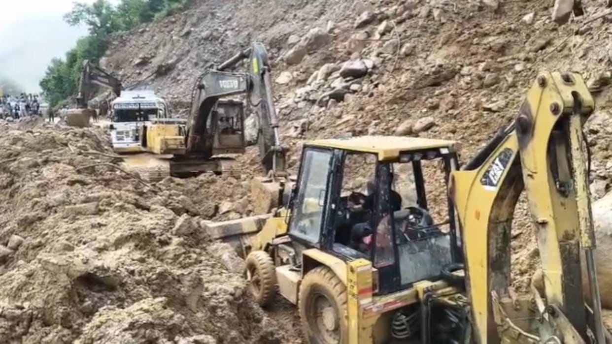 Badrinath Highway Debris blocked at many places passengers have to wait Chamoli Uttarakhand News
