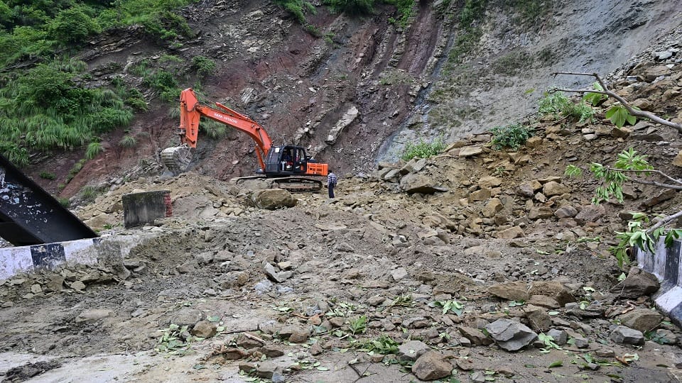 State highway closed due to hill collapse in Ranibagh Haldwani