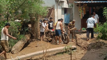 Tawi's flood destroyed houses and shops, houses buried in rubble, people trapped in water suffocation