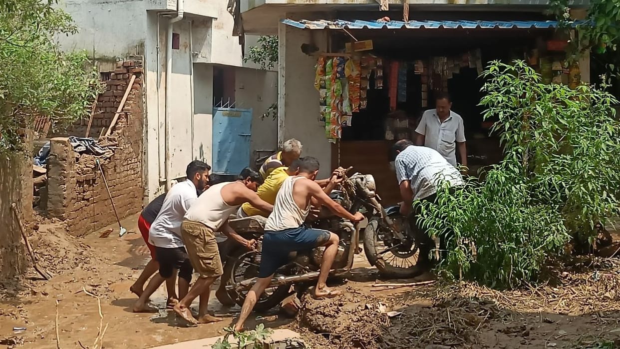 Tawi's flood destroyed houses and shops, houses buried in rubble, people trapped in water suffocation