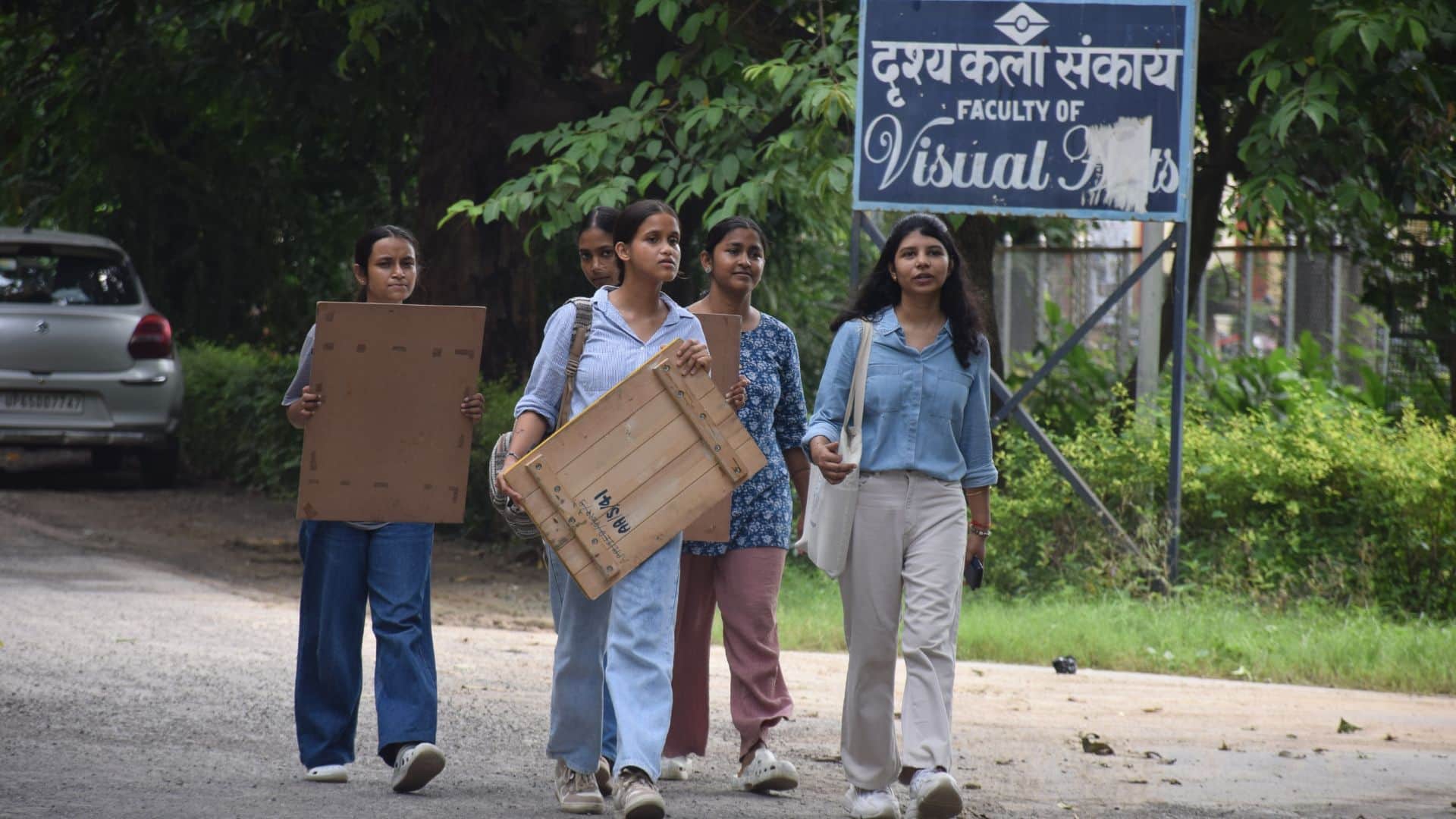 बीएचयू कैंपस में जाती छात्राएं