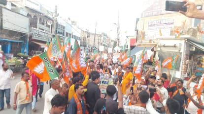 भाजपा कार्यकर्ता प्रदर्शन करते हुए।