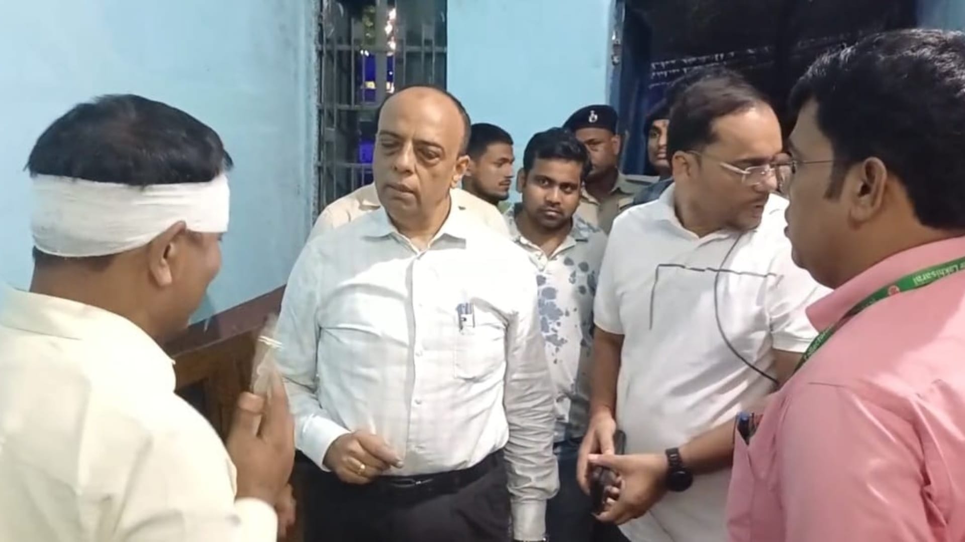 घायल बीडीओ से जानकारी लेते स्थानीय कर्मी