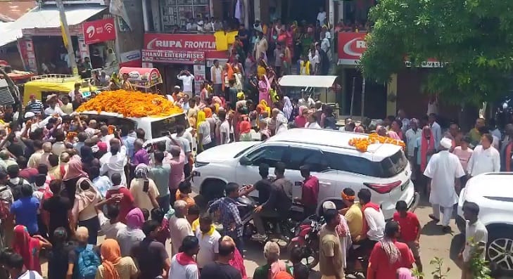 Bihar Election: बाहुबली अनंत सिंह का रोड शो, केंद्रीय मंत्री ललन सिंह भी साथ हैं; समर्थकों ने JCB से बरसाए फूल