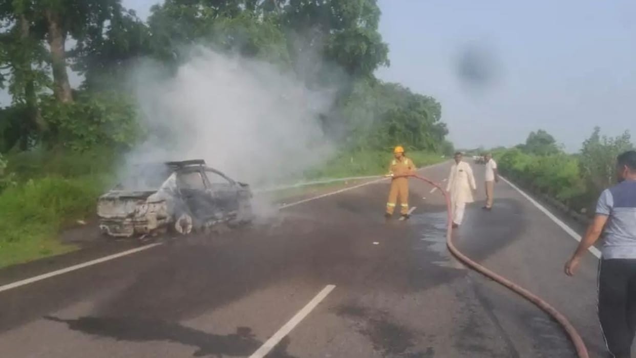 moving car caught fire on Delhi highway in Budaun