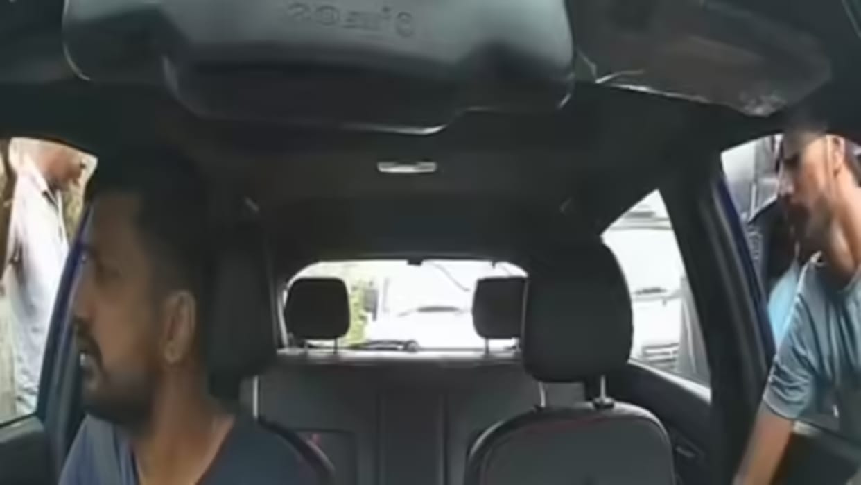 First they stopped the car knocked on the glass one distracted and the other stole the iPhone Video Viral