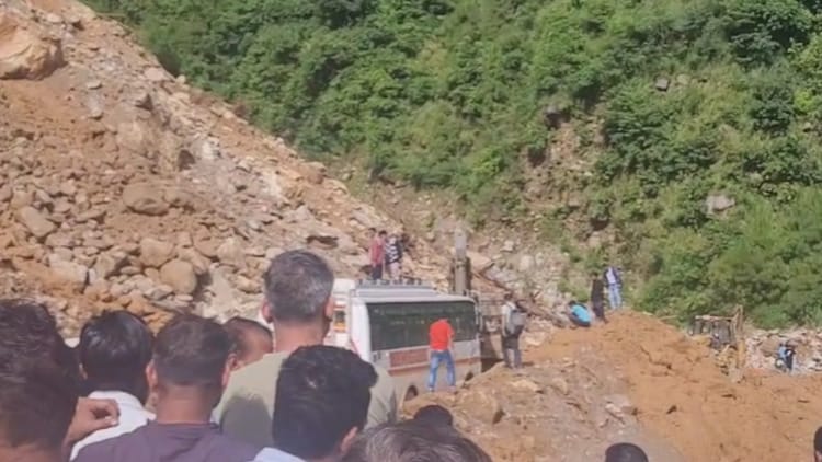 Karanprayag: सिमली-ग्वालदम हाईवे गौचर-कमेड़ा में मलबे में फंसी बस, हाईवे के दोनों ओर लगी वाहनों की लंबी कतार