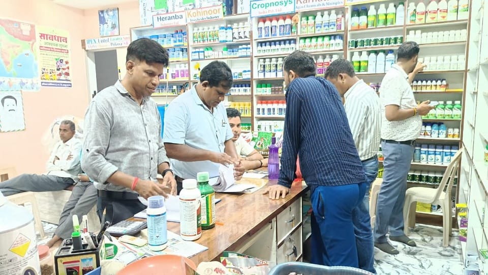 team of Agriculture Department conducted a surprise inspection of fertilizer, seeds and medicine shops