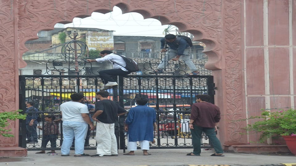 AMU 11th class students protested for restoration of sports quota