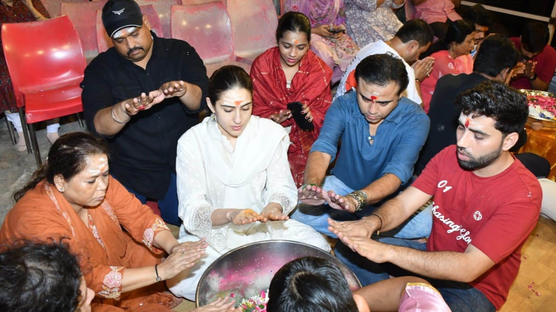 Sara Ali Khan attended Ganga Aarti with her mother in kashi