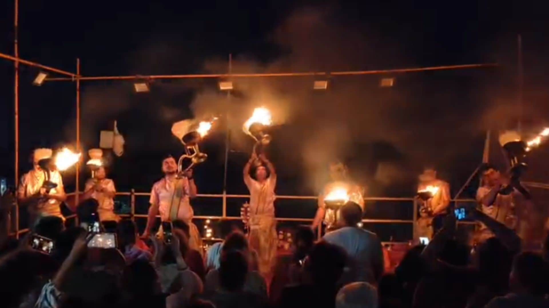 Sara Ali Khan attended Ganga Aarti with her mother in kashi