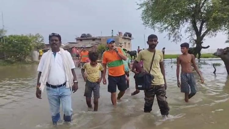 Bihar News: गंगा के बढ़ते जलस्तर से कुतलूपुर पंचायत में तेज कटाव, SDRF ने कराया गांव खाली; लोग पलायन को मजबूर