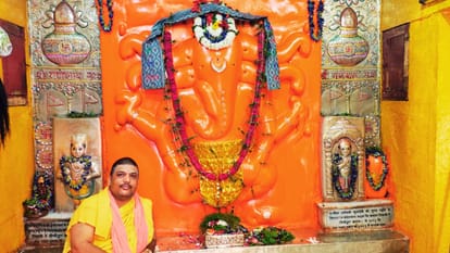 गणपति मंदिर में महंत रवि शास्त्री।