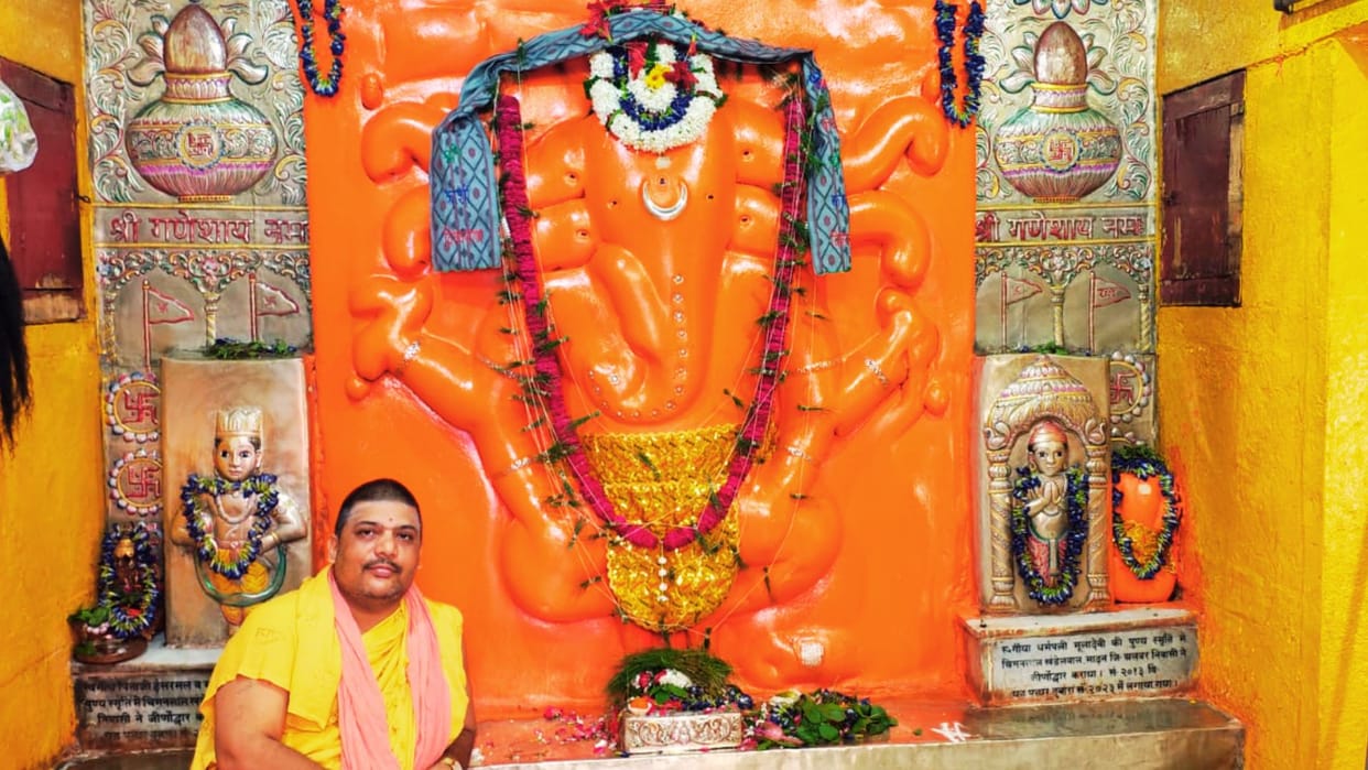 Unique Ganpati Yaksha Vinayak is two inches above surface of Kashi taken vow for father Shiva