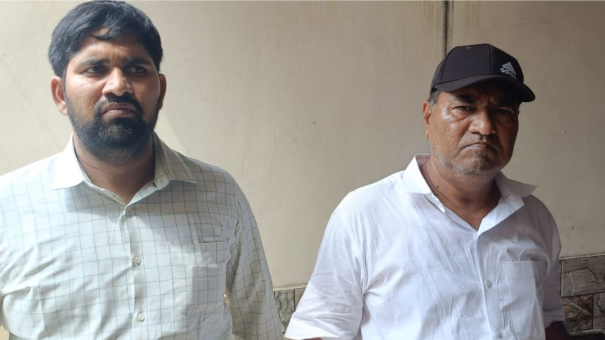 In Gorakhpur, Murder accused father and son surrender in court dressed as lawyers