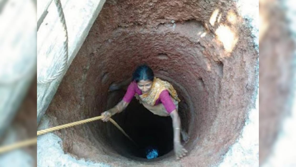 Karnataka Lady Bhagirathi 51 Year Old Gouri Naik Inspirational Story in hindi