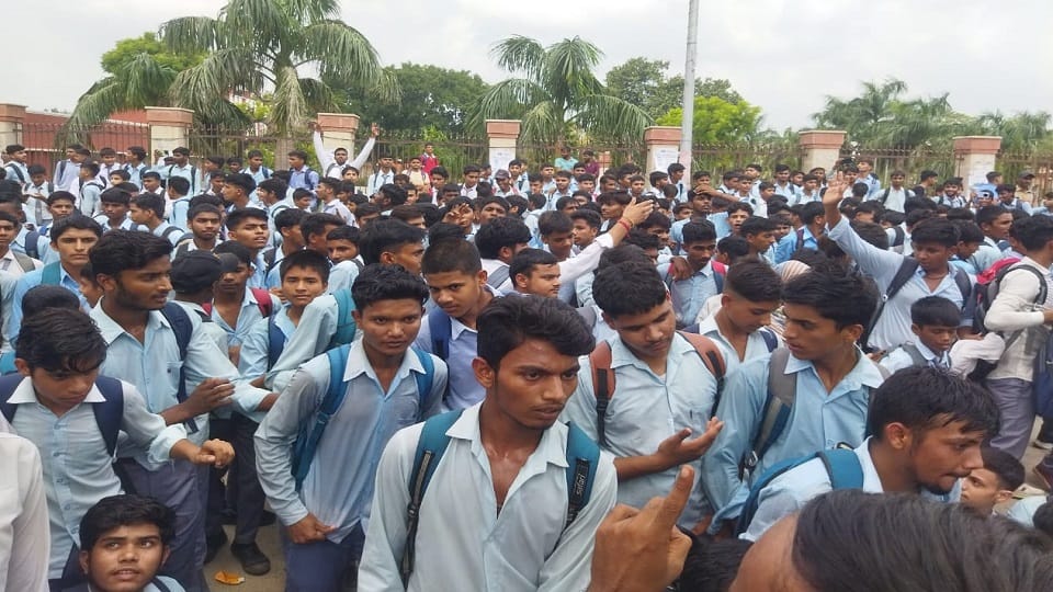 Baghpat: Electricity connection of Vedic Inter College cut, 2500 students took to the streets, gave warning