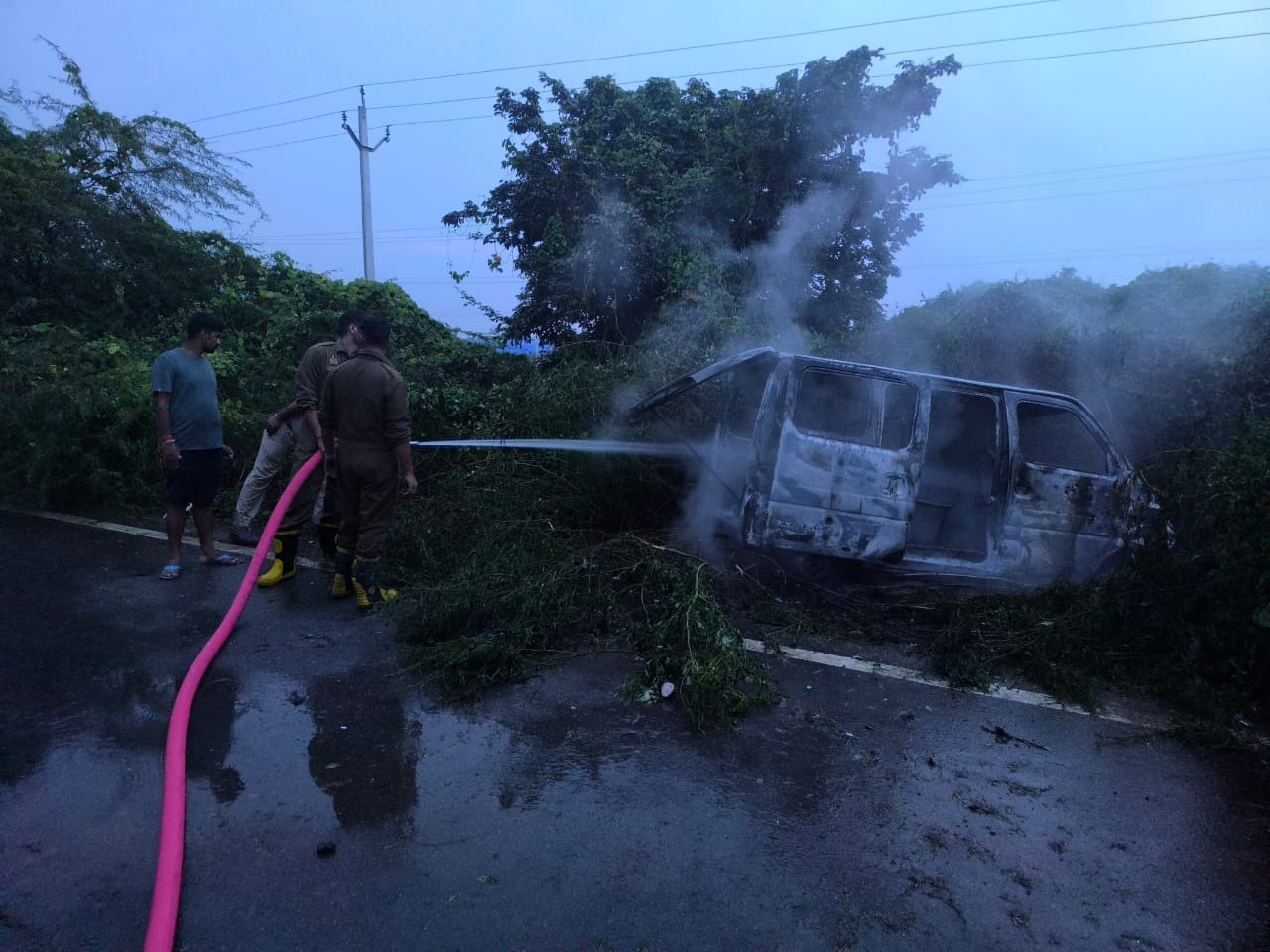 Bike and eco car collide in Agra biker dies and another injured