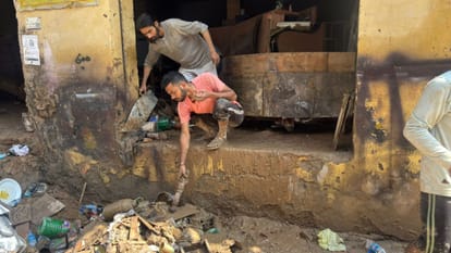 Water entered six thousand houses; debris in one thousand houses, more than 150 houses damaged