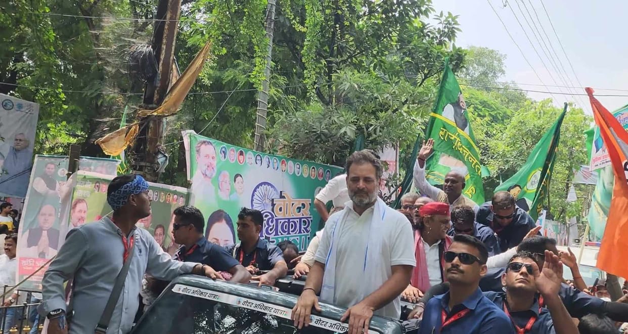 Rahul Gandhi's grand alliance convoy left for Ara, workers gave a rousing welcome in Saran