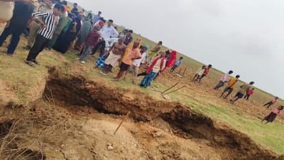 One teenager died and two were injured when a mound of earth collapsed while searching for buried treasure