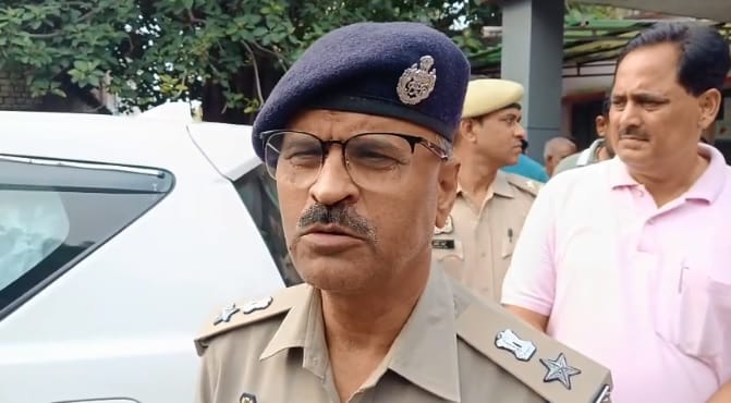 Chitrakoot Encounter between police and thief gang two shot in the leg five arrested SOG jawan also injured