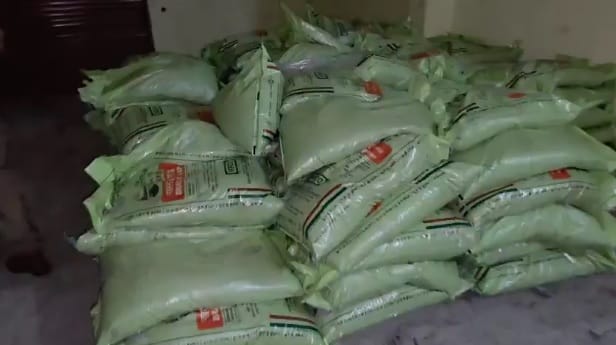 Auraiya Raid on fertilizer warehouse 900 bags of fake fertilizer recovered brought from Bareilly and sold