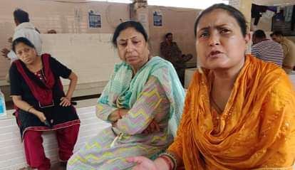 जानकारी देती मृतक की पत्नी