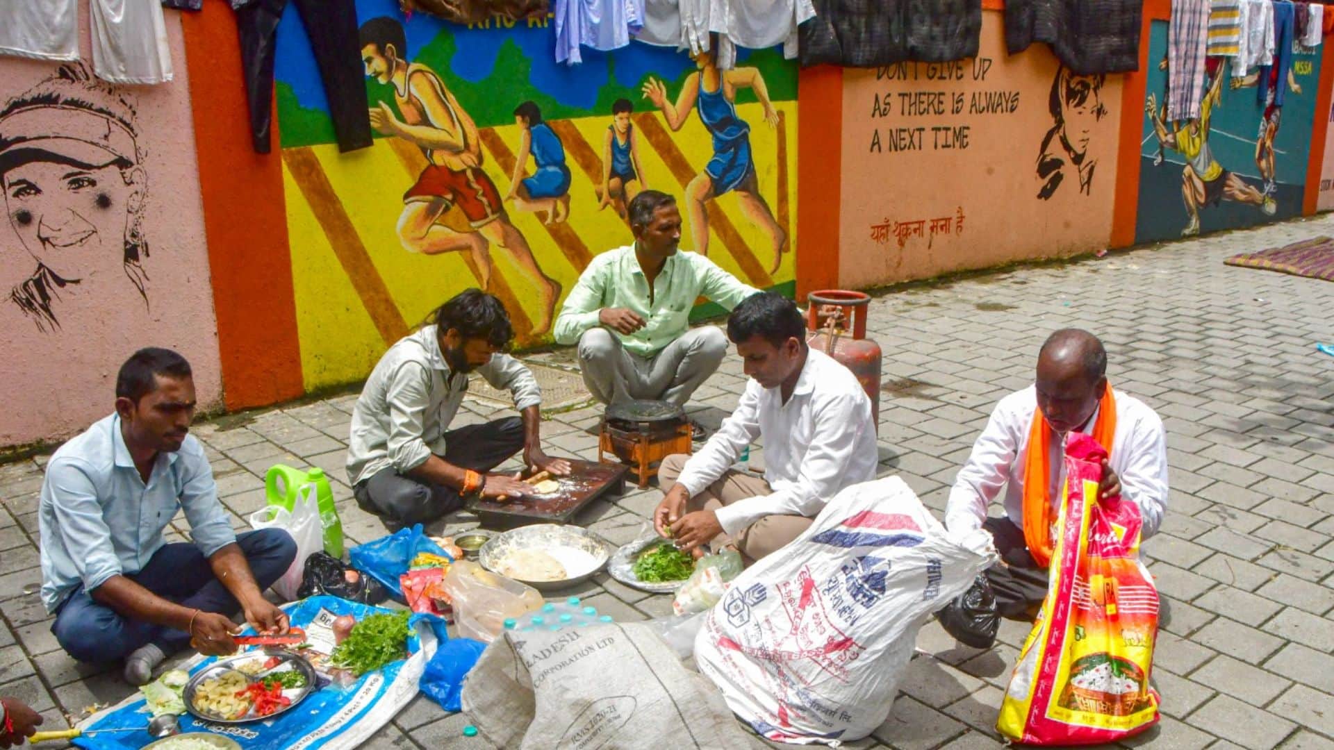Mumbai Azad Maidan manoj jarange hunger strike camp of Maratha movement protester bath eat dance on streets