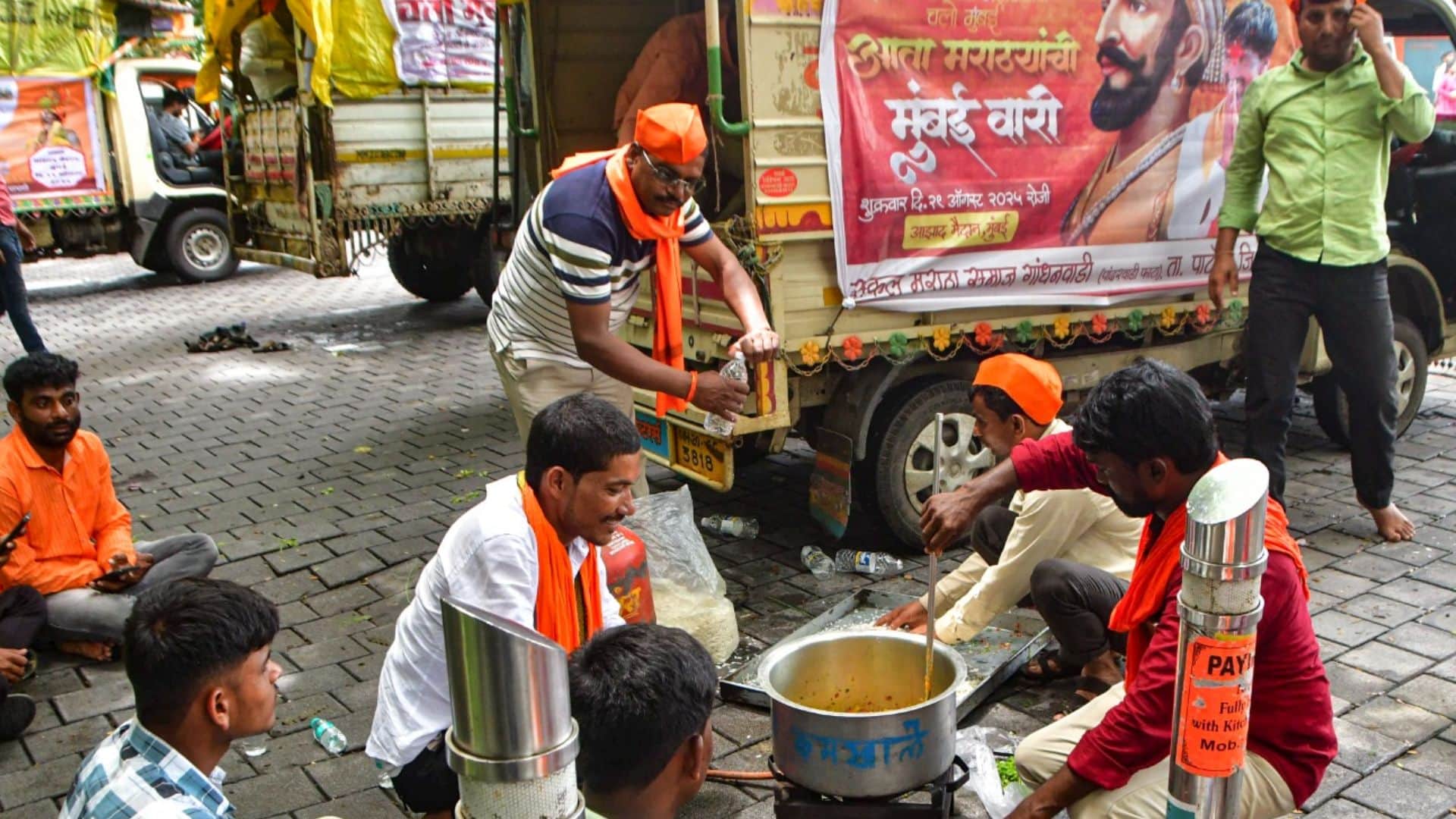 Mumbai Azad Maidan manoj jarange hunger strike camp of Maratha movement protester bath eat dance on streets